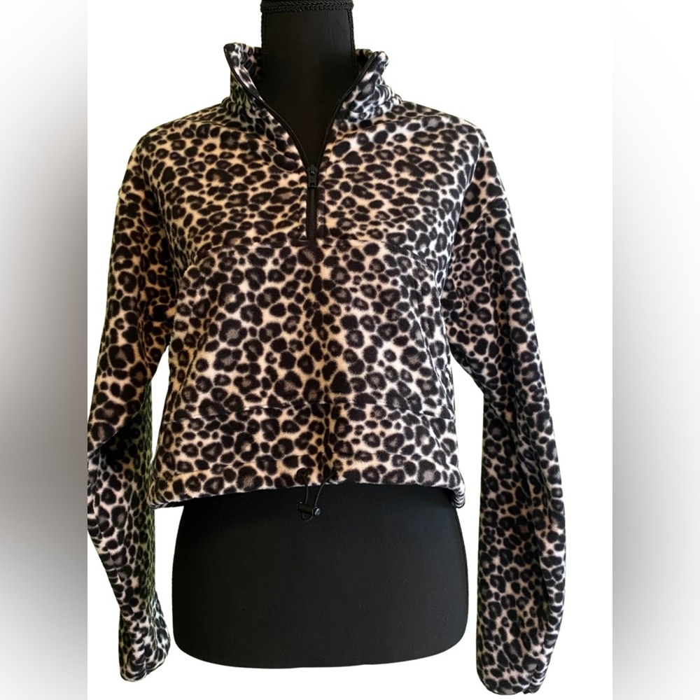 FOREVER 21 White and Black Leopard Print Crop Fleece with Zip up cheetah.